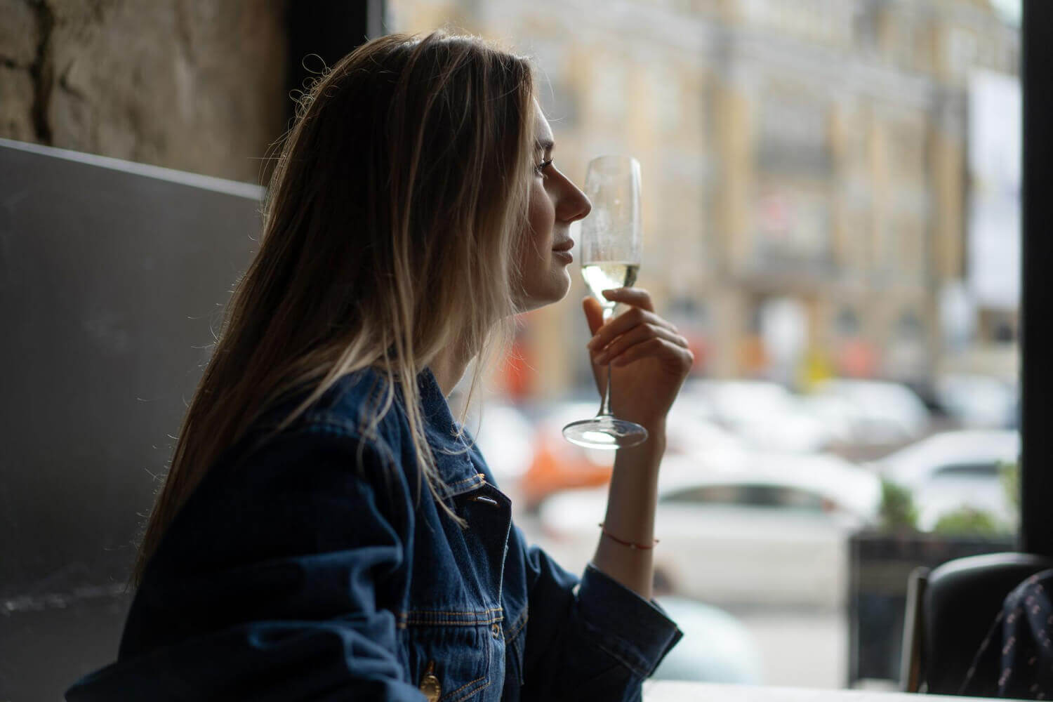 kobieta, która zmaga się z wysokofunkcjonującym alkoholizmem